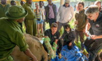 Cabinet Secretary Hon Najib Balala (Ministry of Tourism and Wildlife, Kenia) is watching the procedure Foto: Ami Vitale