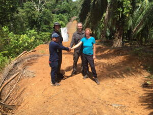 Sealing of the alliance for the expansion of the "Tabin-Kulamba Wildlife Corridor between RFF, BOS Germany, Leibniz-IZW & Sabah Forestry Department. Photo: RFF. Sealing of the alliance for the expansion of the "Tabin-Kulamba Wildlife Corridor between RFF, BOS Germany, Leibniz-IZW & Sabah Forestry Department. Photo: RFF.