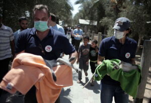 Dr. Frank Göritz (links) bei einem Rettungseinsatz im Gazastreifen. Dr. Frank Göritz (links) bei einem Rettungseinsatz im Gazastreifen.